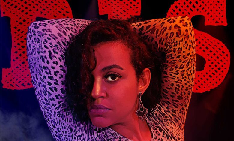 Show ao vivo da BIS animando a pista de dança com repertório pop variado para todas as idades, em um casamento descontraído e cheio de energia