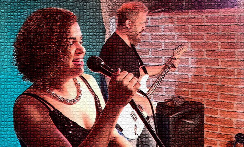 Show ao vivo da BIS animando a pista de dança com repertório pop variado para todas as idades, em um casamento descontraído e cheio de energia