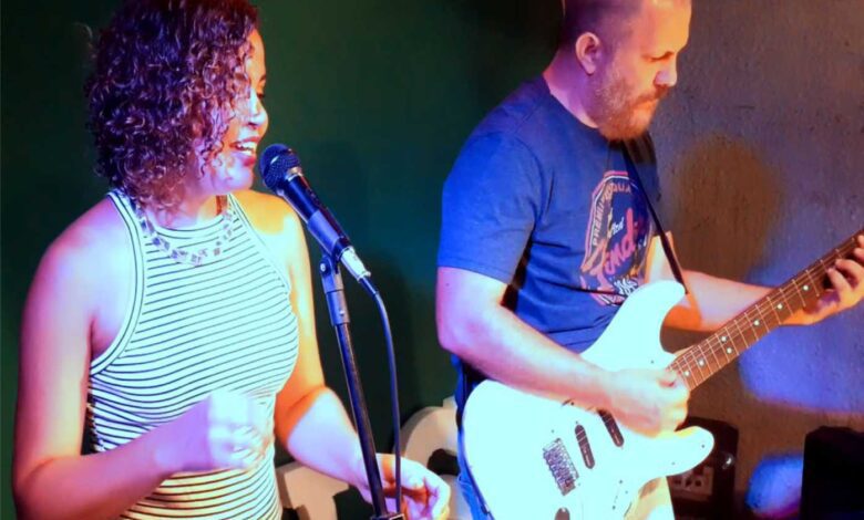 Dupla BIS tocando ao vivo e interagindo com os convidados de forma leve e divertida, criando um clima de proximidade e descontração.